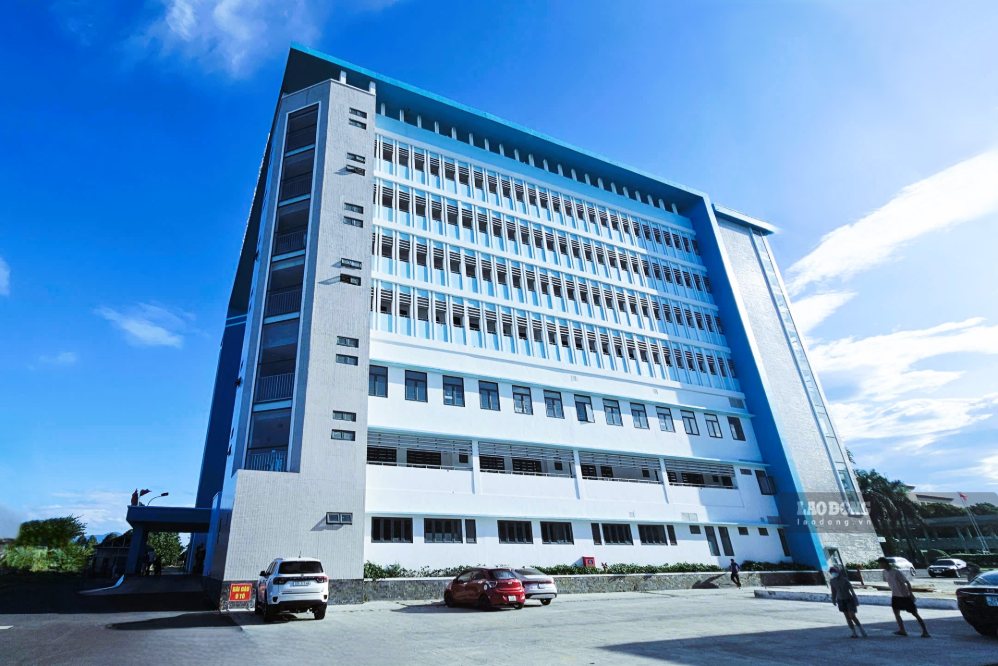 Sau khánh thành, Khu điều trị kỹ thuật cao gần 179 tỉ đồng tại BVĐK Quảng Nam vẫn còn 2 tầng bỏ không 4 tháng. Ảnh: Hoàng Bin chụp ngày 28.8.2026