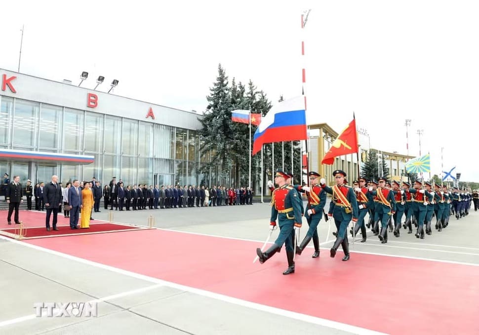Tổng Bí thư, Chủ tịch nước Tô Lâm và Phu nhân đến sân bay Vnukovo, Mátxcơva, Nga. Ảnh: Thống Nhất/TTXVN
