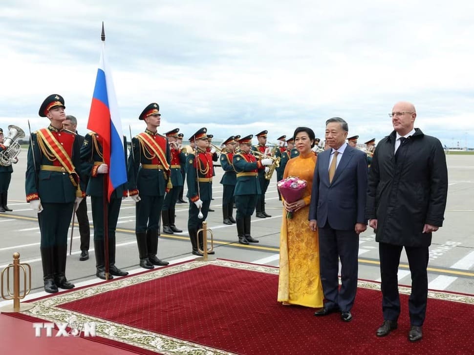 Đại biểu Nga đón Tổng Bí thư, Chủ tịch nước Tô Lâm và Phu nhân tại sân bay Vnukovo, Mátxcơva, Nga. Ảnh: Thống Nhất/TTXVN