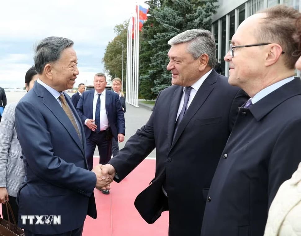 Đại biểu Nga đón Tổng Bí thư, Chủ tịch nước Tô Lâm và Phu nhân tại sân bay Vnukovo, Mátxcơva, Nga. Ảnh: Thống Nhất/TTXVN