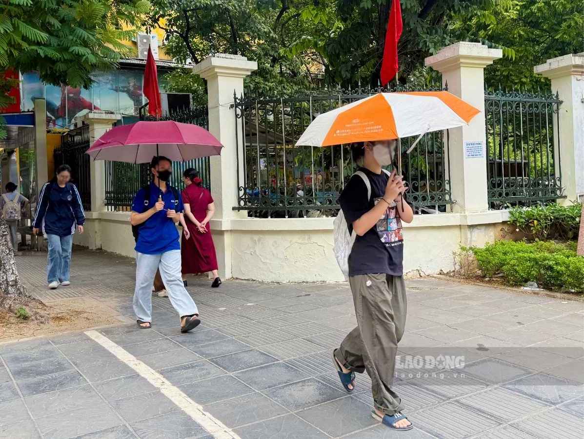 Many students choose to go to school on long distances. Photo: Linh Dan (taken on September 7, 2026)