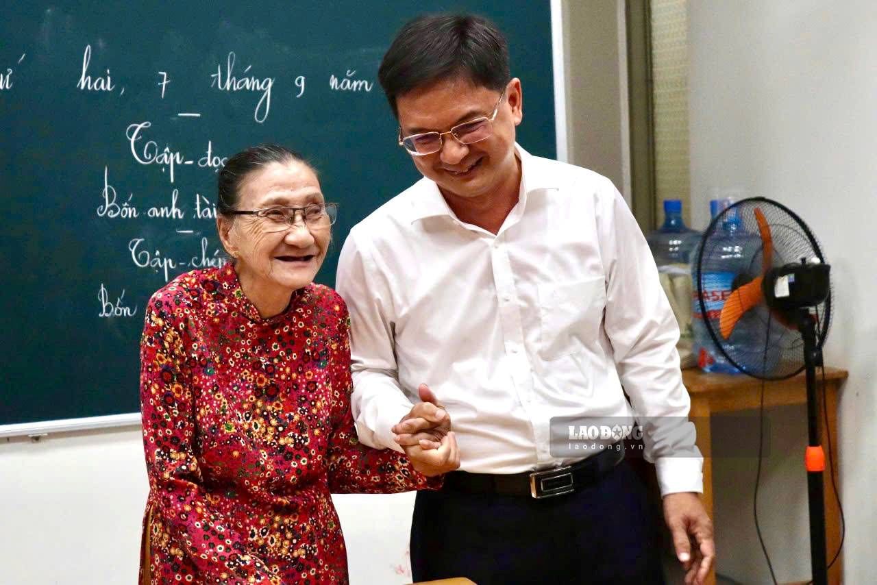 Ông Nguyễn Mạnh Cường - Phó Chủ tịch UBND TPHCM đến thăm lớp học của cô Ba. Ảnh: Đình Trọng