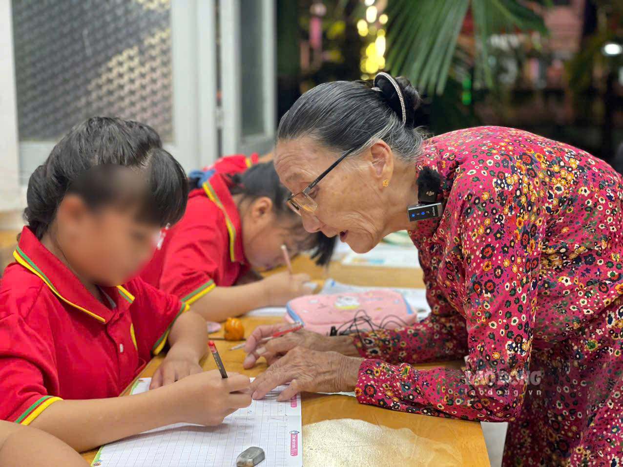 Cô giáo gần 80 tuổi dạy học cho trẻ em nghèo. Ảnh: Đình Trọng
