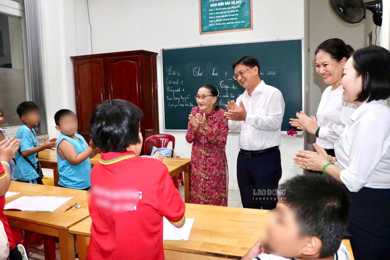 Mr. Nguyen Manh Cuong - Vice Chairman of Ho Chi Minh City People's Committee visited Ms. Nguyen Thi Ba's charity class. Photo: Dinh Trong