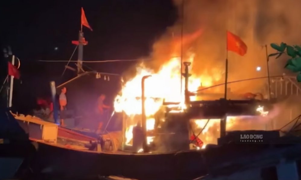 Fishing boats burst into flames at Tho Quang fishing port, Da Nang. Photo: Nguyen Hoang taken on the evening of September 7