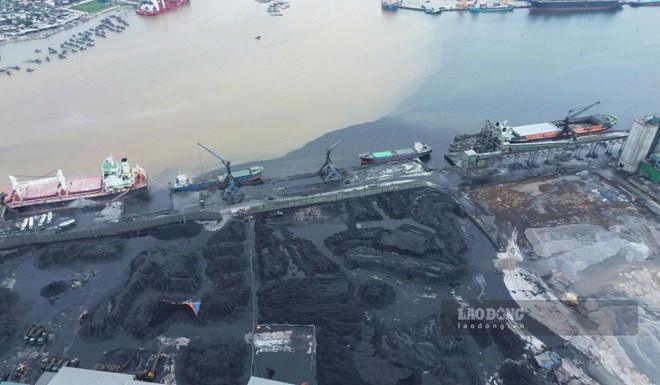 Xác minh tình trạng nước màu đen tràn ra khu vực biển ở cảng Nghi Sơn