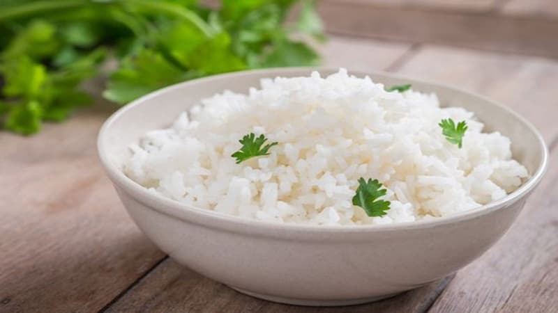 People with fatty liver can still eat rice in moderation, prioritizing whole grain rice and balanced meals to support liver fat control. Photo AI