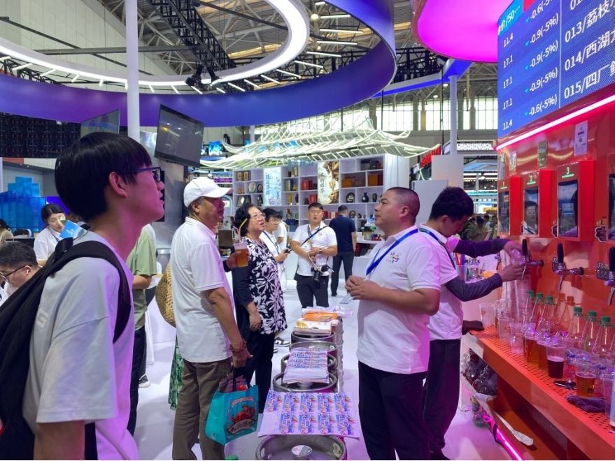 Ngày 3.9, du khách tham quan và trải nghiệm “sàn giao dịch bia” tại gian hàng Sơn Đông. Ảnh: Xinhua