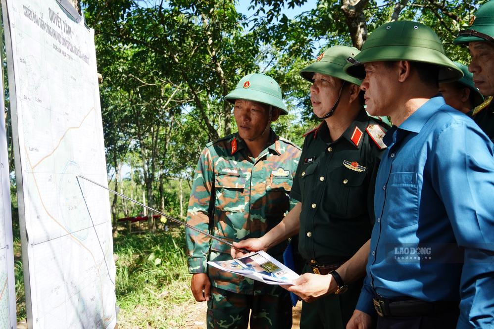 Lực lượng chức năng xác định khu vực nghi vấn có hài cốt liệt sĩ để tổ chức tìm kiếm vào ngày 12.8. Ảnh: Hưng Thơ