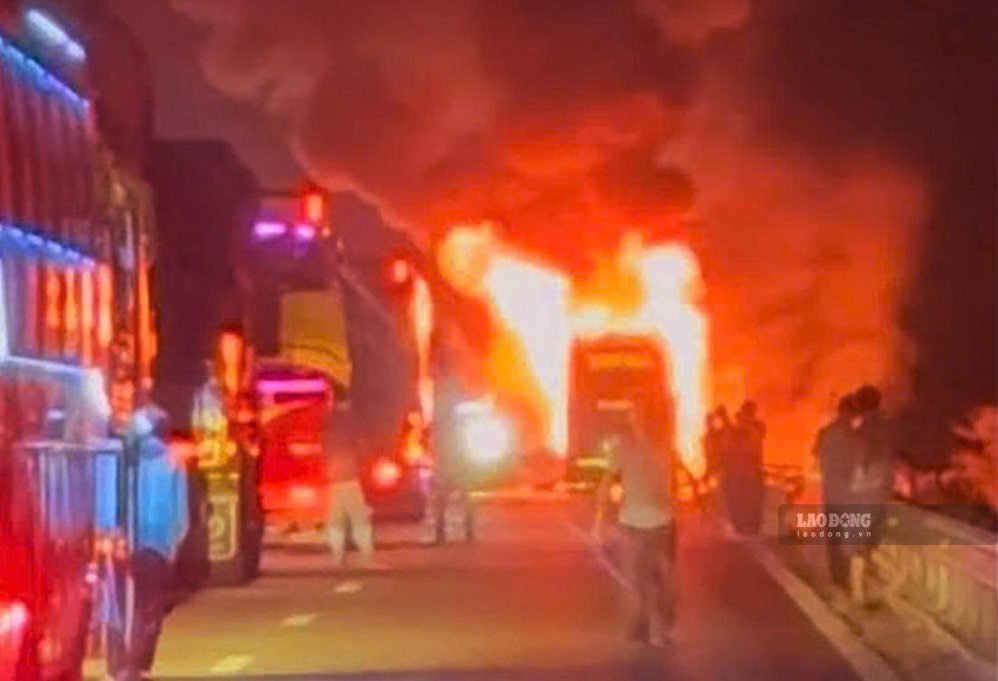 Passenger bus fire in the middle of the night on Cam Lam - Vinh Hao highway. Photo: Phuong Linh