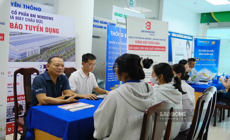 Mr. Nguyen Thanh Tao (left cover) - Human Resources Manager of Chau Duc Factory (BM Windows JSC) - participates in the online job transaction session in the third quarter of 2026 organized by the Can Tho City Employment Service Center. Photo: My Ly