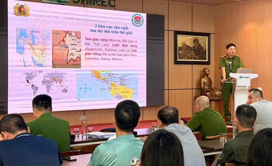 Thien Huong Ward Police (Hai Phong) coordinate with the Drug Crime Investigation Police Department of the City Police to propagate drug prevention and control at Nam Cau Kien Industrial Park in May 2026. Photo: Hai Phong Police