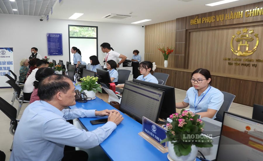 Empowering the grassroots has helped improve service efficiency. In the photo, people are resolving administrative procedures in Tay Ho ward, Hanoi (photo taken in April 2026). Photo: Pham Dong