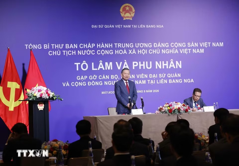 General Secretary and President To Lam talks intimately with officials and staff of the Embassy and representatives of the Vietnamese community in Russia. Photo: VNA