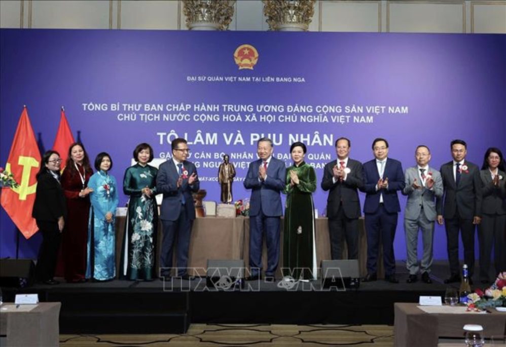 Tổng Bí thư, Chủ tịch nước Tô Lâm tặng quà cho Đại sứ quán và cộng đồng người Việt Nam tại Nga. Ảnh: TTXVN
