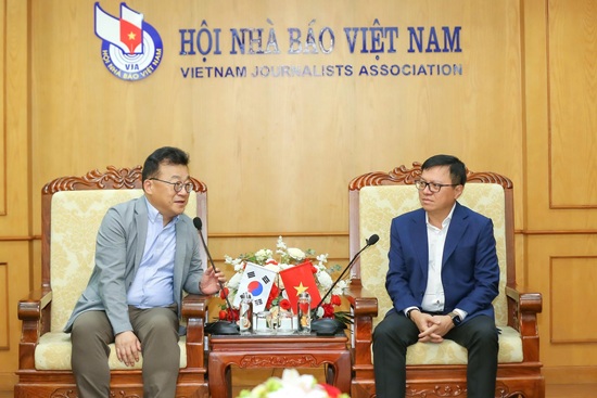The working delegation of the Korean Journalists Association paid a courtesy visit to the Vietnam Journalists Association on September 7. Photo: Hai Tran/Journalists Association