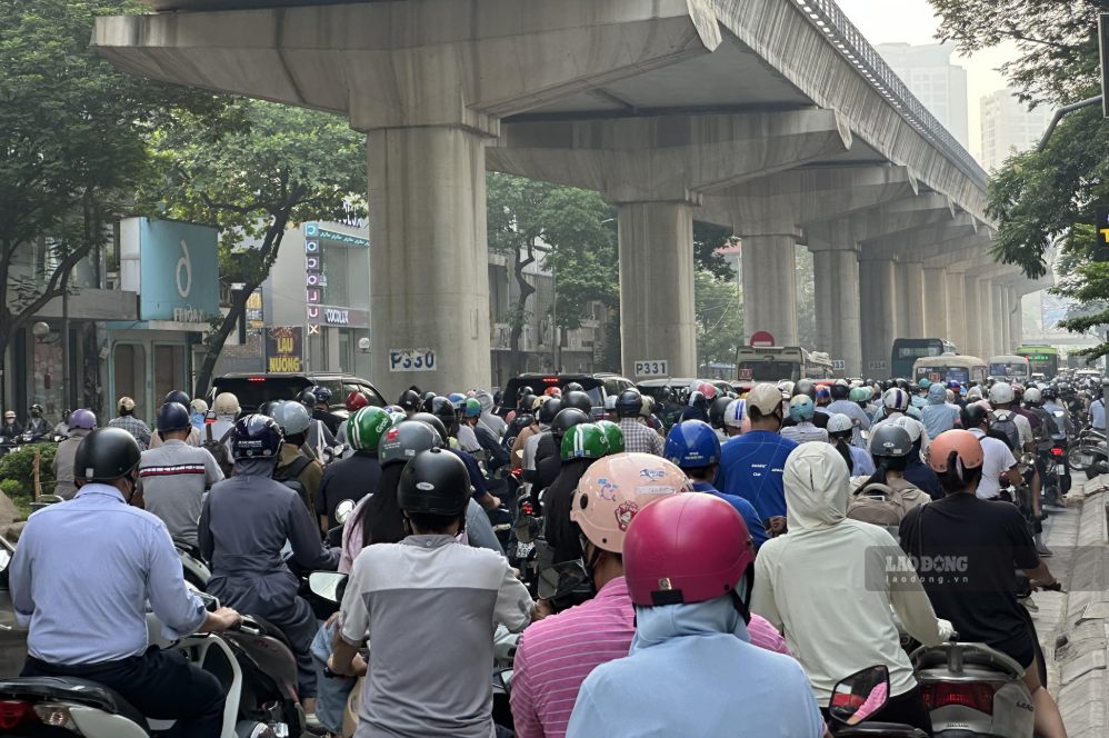 Prolonged traffic jam on Cau Giay street on the morning of September 8. Photo: To The