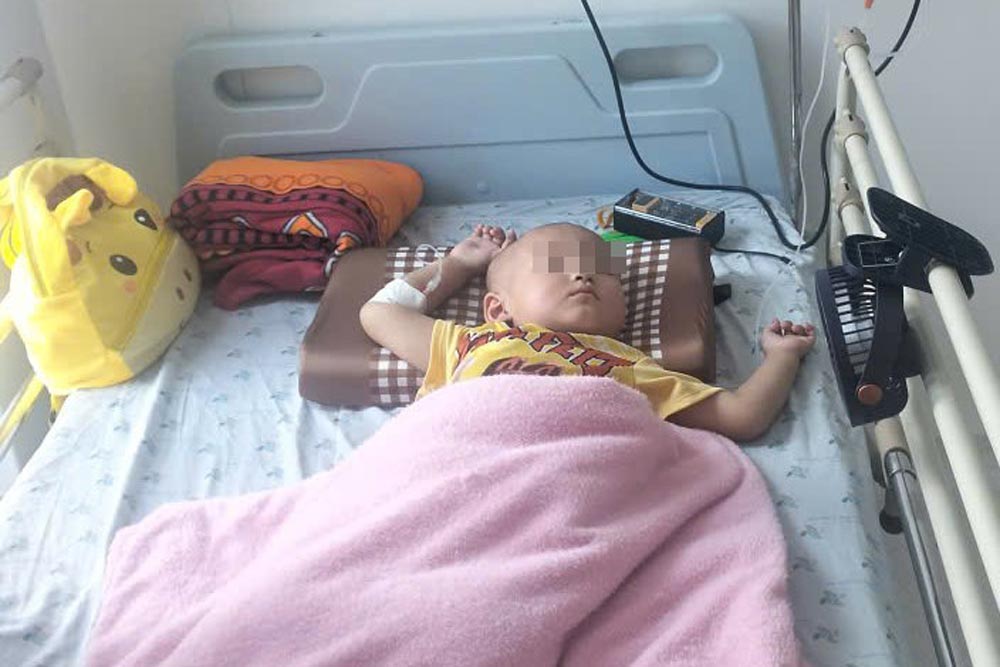 Bé Đạt đang điều trị ung thư máu tại Bệnh viện Nhi Đồng Thành phố (TPHCM). Ảnh: Gia đình cung cấp