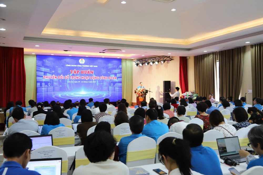 On July 6-7, in Sa Pa ward (Lao Cai province), the Vietnam Industry and Trade Union organized a training class to propagate the application of artificial intelligence (AI) for trade union officials and union members at all levels. Photo: Vietnam Industry and Trade Union