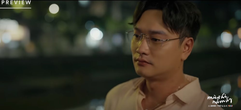 Tùng liên tục nói xấu Khánh trong tập 14 phim “Mùa hè năm ấy“. Ảnh: VFC 
