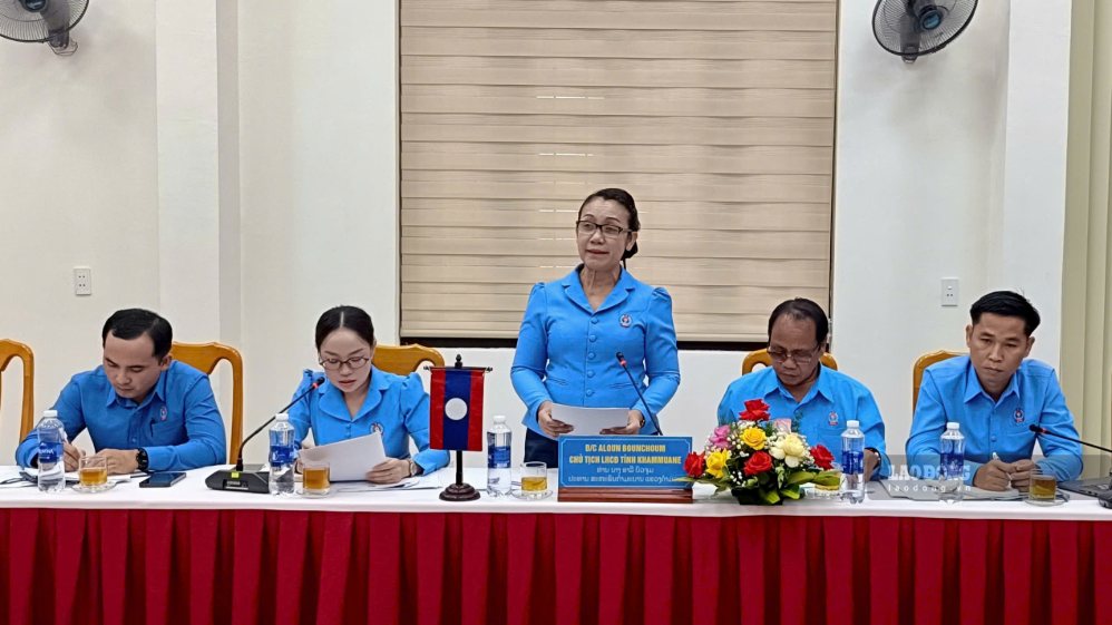 Lãnh đạo Liên hiệp Công đoàn tỉnh Khăm Muồn thông báo khái quát tình hình hoạt động của công đoàn tỉnh Khăm Muồn. Ảnh: Công Sáng