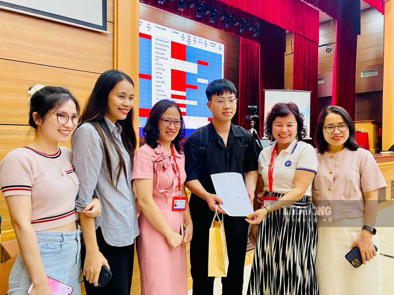 Specialized lecturers congratulate and welcome new resident doctors after the moment of deciding their major in Matching Day held on September 9, 2025 at Hanoi Medical University. Photo: Thuy Linh