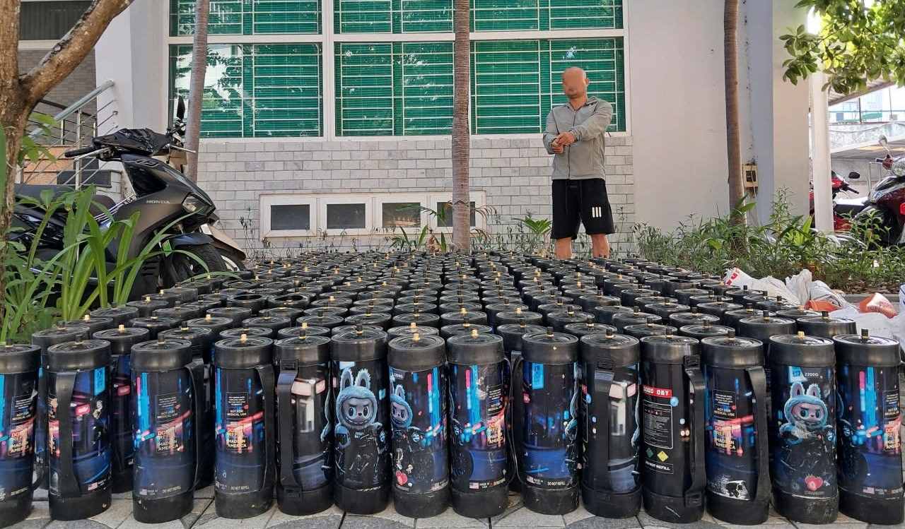 Công an Đà Nẵng phát hiện Nguyễn Quỳnh Anh Phú đang lấy “khí cười” để vận chuyển đi bán. Ảnh: Công an Đà Nẵng