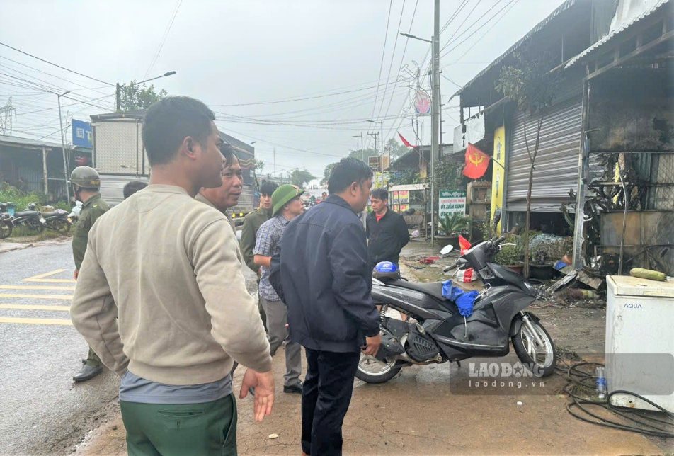 Lực lượng chức năng kiểm tra, ghi nhận hiện trường vụ cháy. Ảnh: Phúc Khánh