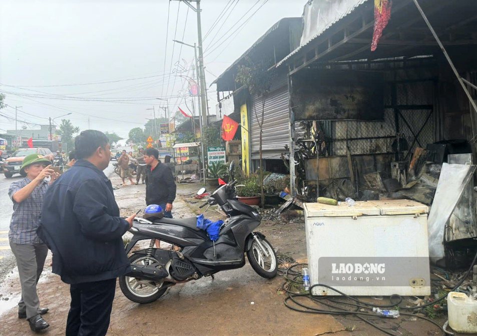 Scene of the fire near Dak Ha market affecting 3 households (photo taken on the morning of September 8). Photo: Phuc Khanh