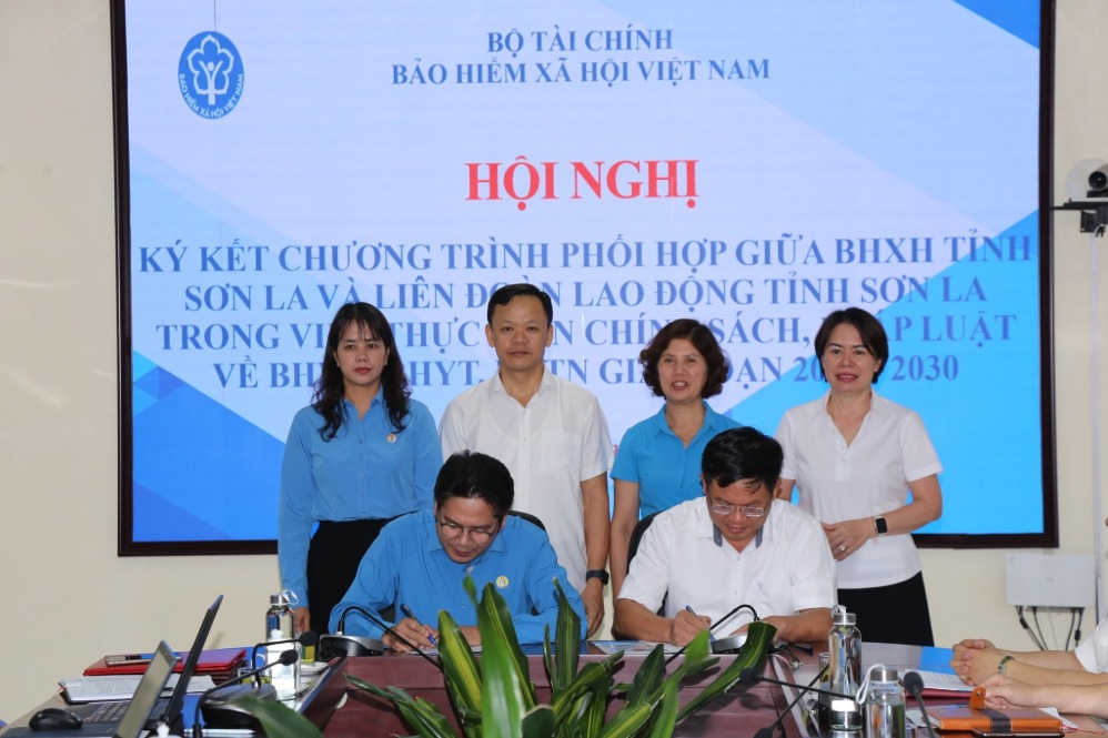 Provincial Social Insurance leaders and the Provincial Labor Federation signed the Coordination Program for the period 2026-2030. Photo: Son La Provincial Labor Federation (photo taken in the afternoon of September 7, 2026)