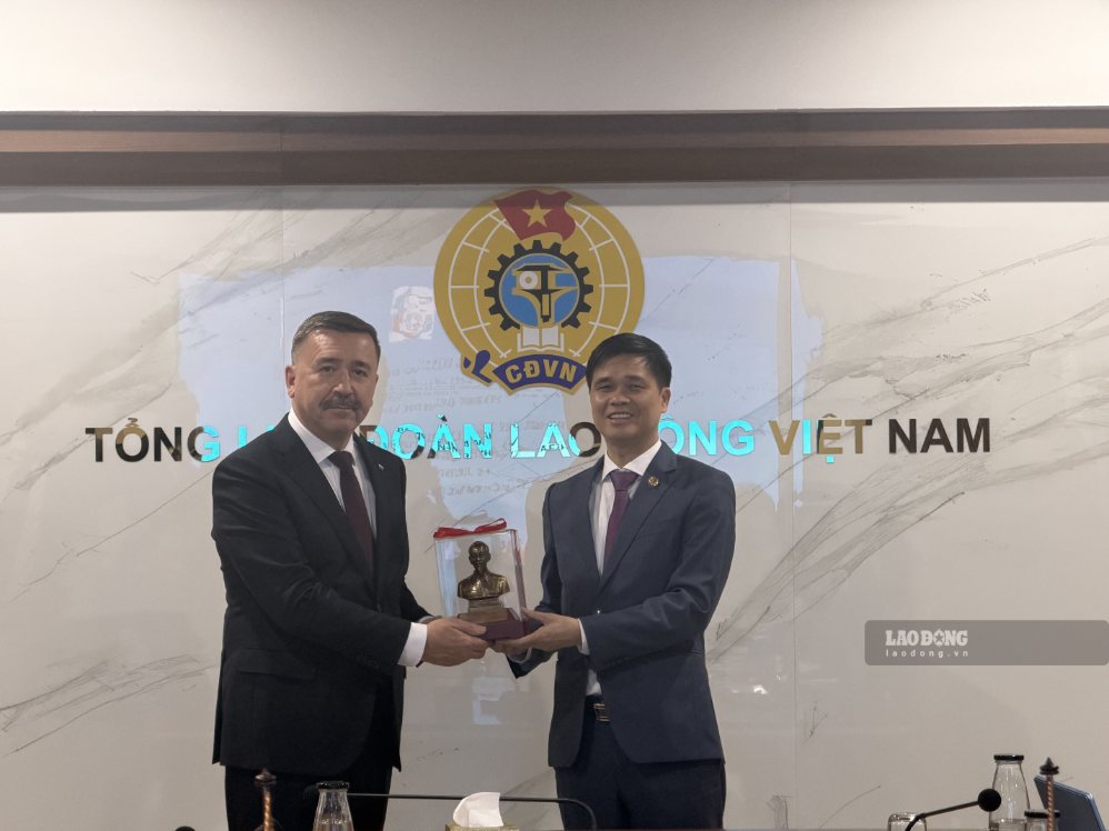 Ông Ngọ Duy Hiểu - Phó Chủ tịch Thường trực Tổng LĐLĐVN và ông Sergey Ivanovich Chernogaev - Chủ tịch FNPR trao quà lưu niệm. Ảnh: Kiều Vũ