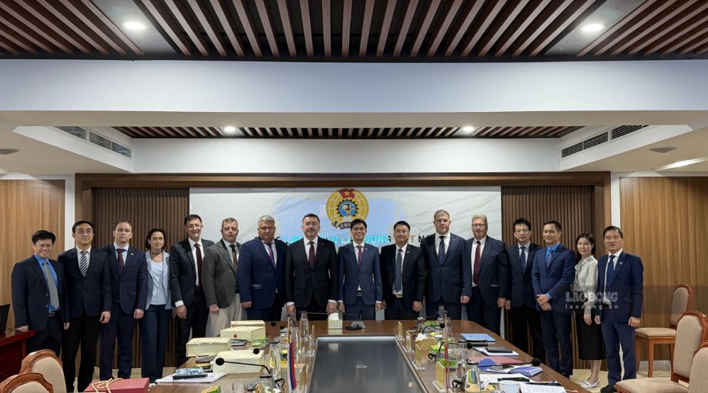 Delegates participating in the talks between the VGCL and the high-level delegation of the Russian Independent Trade Union Federation. Photo: Kieu Vu