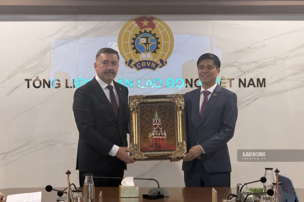 Ông Sergey Ivanovich Chernogaev - Chủ tịch FNPR và ông Ngọ Duy Hiểu - Phó Chủ tịch Thường trực Tổng LĐLĐVN trao quà lưu niệm. Ảnh: Kiều Vũ
