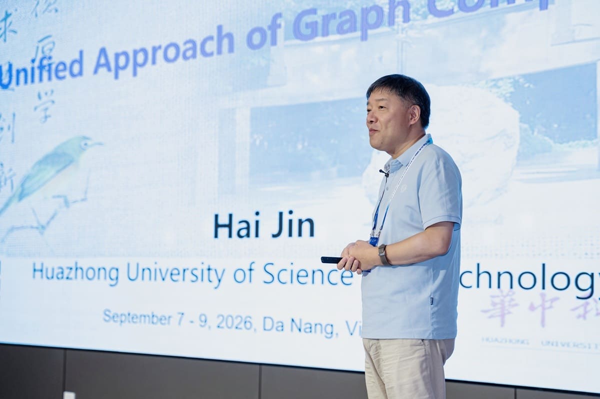 Diễn giả Hai Jin trình bày tại phiên toàn thể đầu tiên của Hội nghị APWeb-WAIM 2026. Ảnh: Khối Giáo dục FPT