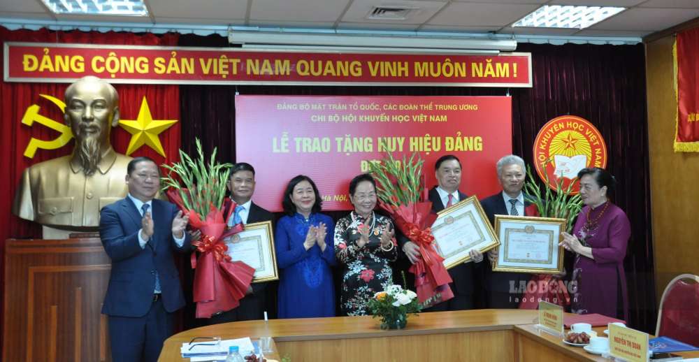 Bà Bùi Thị Minh Hoài - Ủy viên Bộ Chính trị, Bí thư Trung ương Đảng, Bí thư Đảng ủy Mặt trận Tổ quốc (MTTQ), các đoàn thể trung ương (CĐTTƯ), Chủ tịch Ủy ban Trung ương Mặt trận Tổ quốc Việt Nam - dự và trao Huy hiệu Đảng tại Hội Khuyến học Việt Nam. Ảnh: Trà My