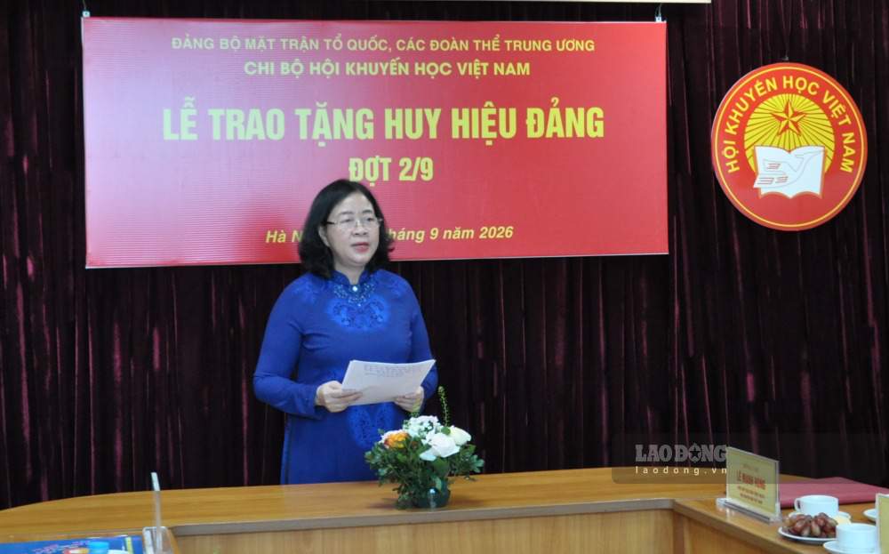 Politburo Member, Chairman of the Central Committee of the Vietnam Fatherland Front Bui Thi Minh Hoai attended and awarded Party Badges at the Vietnam Association for Promoting Education on September 8, 2026. Photo: Tra My