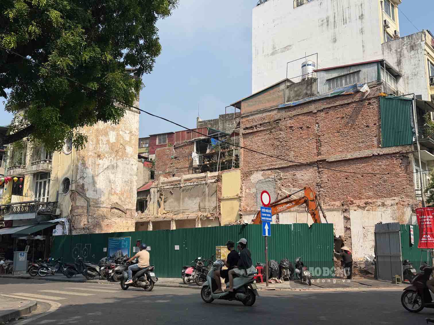 Khu vực trên phố Lò Sũ, nơi đây hiện có khoảng 286 hộ dân nằm trong ranh giới dự kiến xây dựng. Ảnh: Hoài Anh
