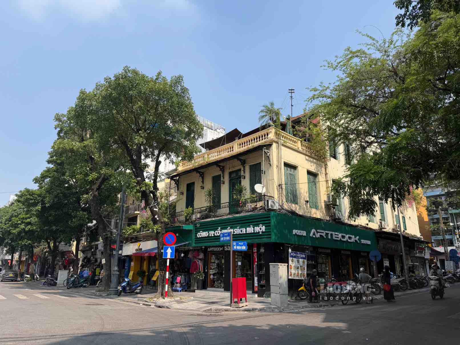 Khu vực trên phố Đinh Tiên Hoàng, nơi đây hiện có khoảng 131 hộ dân nằm trong ranh giới dự kiến xây dựng Quảng trường Đông Kinh Nghĩa Thục - Quảng trường Hòa Bình. Ảnh: Hoài Anh