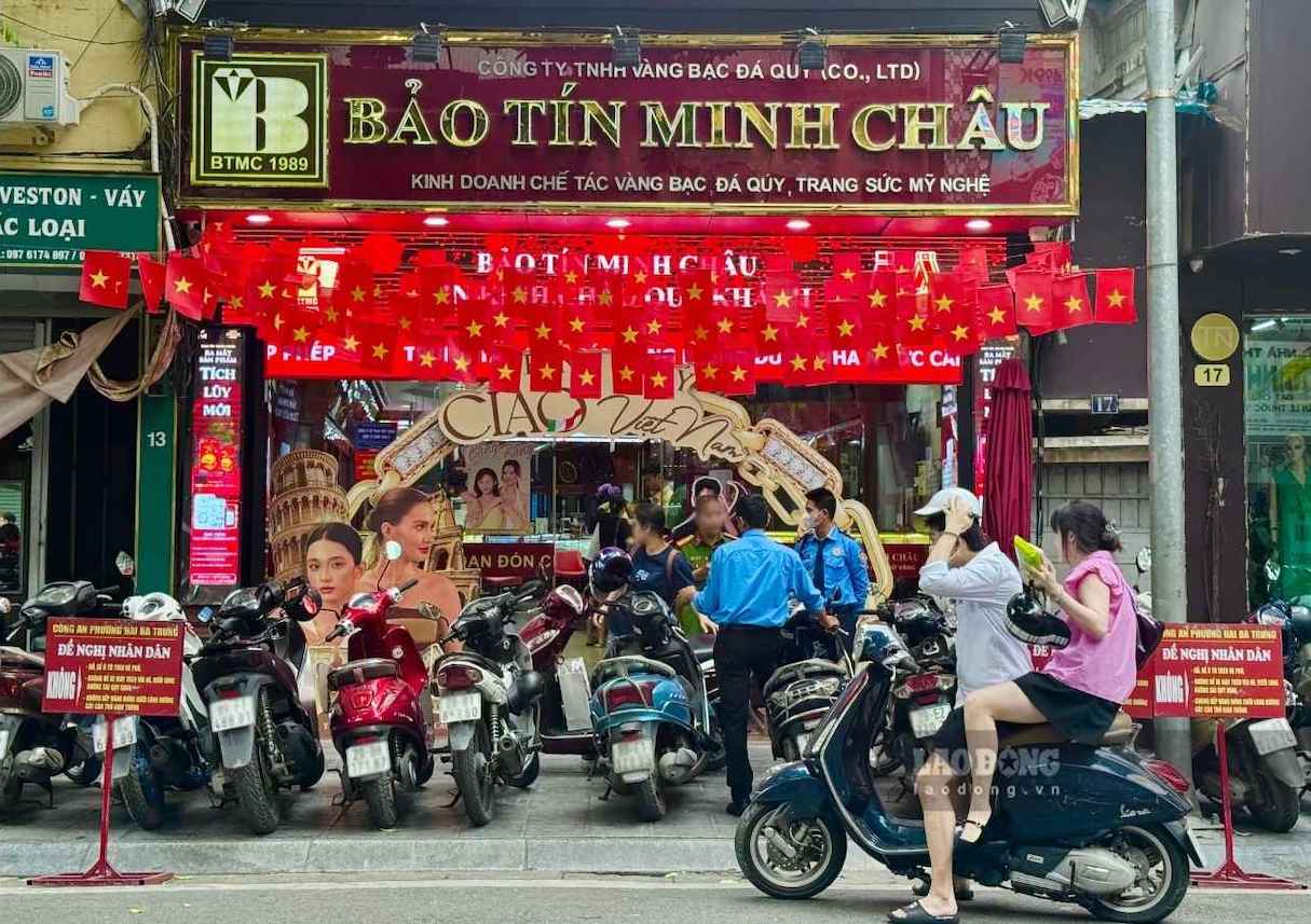 Customers come to trade gold at a store on Tran Nhan Tong street, Hanoi, morning of September 8th. Photo: Linh Dan