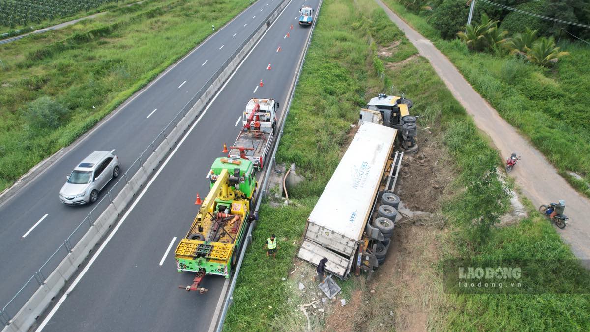 Scene of a trailer truck overturning in the abutment of Vinh Hao - Phan Thiet expressway, morning of September 8th. Photo: Duy Tuan