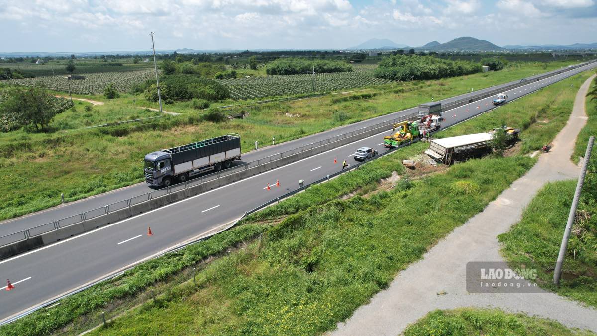 Dấu vết xe đầu kéo tông gãy hộ lan và trượt dài trong lề đường trước khi lật. Ảnh: Duy Tuấn