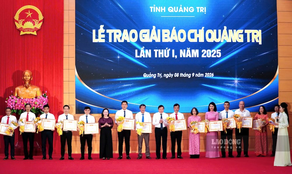 Nhóm phóng viên Báo Lao Động cùng các tác giả, nhóm tác giả các cơ quan báo chí nhận Giải Báo chí tỉnh Quảng Trị lần thứ I, năm 2025. Ảnh: Thanh Trung