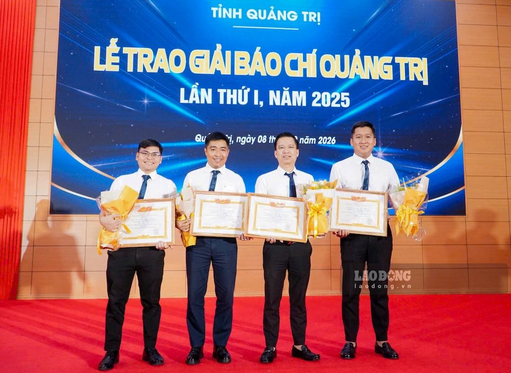 The group of Lao Dong Newspaper reporters received a B prize for the series of investigative articles "Infiltrating the hotspot of gold diggers in the forest of Quang Tri". Photo: Thanh Trung