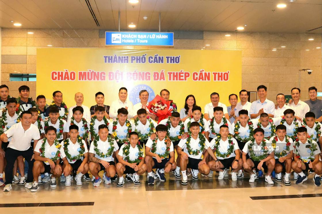 Lãnh đạo UBND TP đón Câu lạc bộ Bóng đá Thép Cần Thơ tại sân bay (ảnh chụp ngày 6.9). Ảnh: Tạ Quang