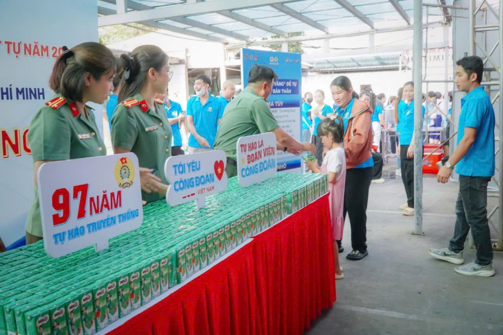 The Organizing Committee presents gifts to workers' children at the "Workers' Day with Law and Security, Order 2026" on September 6, combined with legal propaganda for workers and laborers. Photo: Nguyen Huu Toan/CĐ CATPHCM