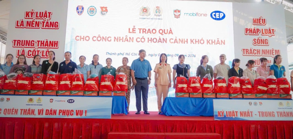 Ban Tổ chức trao quà cho công nhân có hoàn cảnh khó khăn tại “Ngày hội Công nhân với pháp luật và an ninh, trật tự năm 2026” ngày 6.9. Ảnh: Nguyễn Hữu Toàn/CĐ CATPHCM