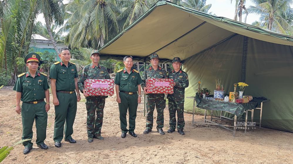 Colonel Le Quang Vu - Deputy Political Commissar of Vinh Long Provincial Military Command visits the forces participating in the search for remains - Photo taken on September 8, 2026, at Dong Khoi temporary cemetery. Photo: Hoang Loc