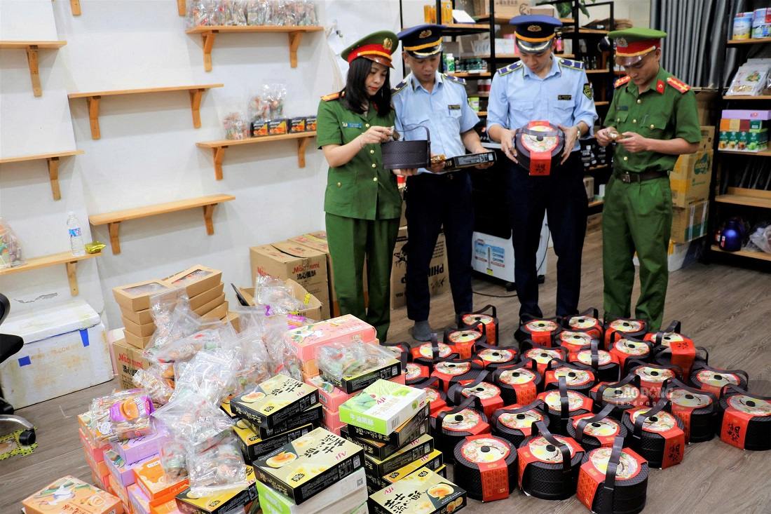 Nghe An functional forces coordinate to inspect mooncakes at a business establishment in Vinh Phu ward, September 17, 2025. Photo: Duy Chuong