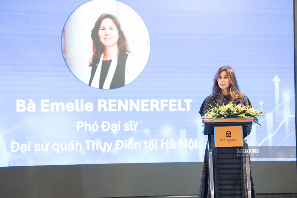 Bà Emelie Rennerfelt - Phó Đại sứ, Đại sứ quán Thụy Điển tại Việt Nam chia sẻ tại hội thảo. Ảnh: Hương Nha