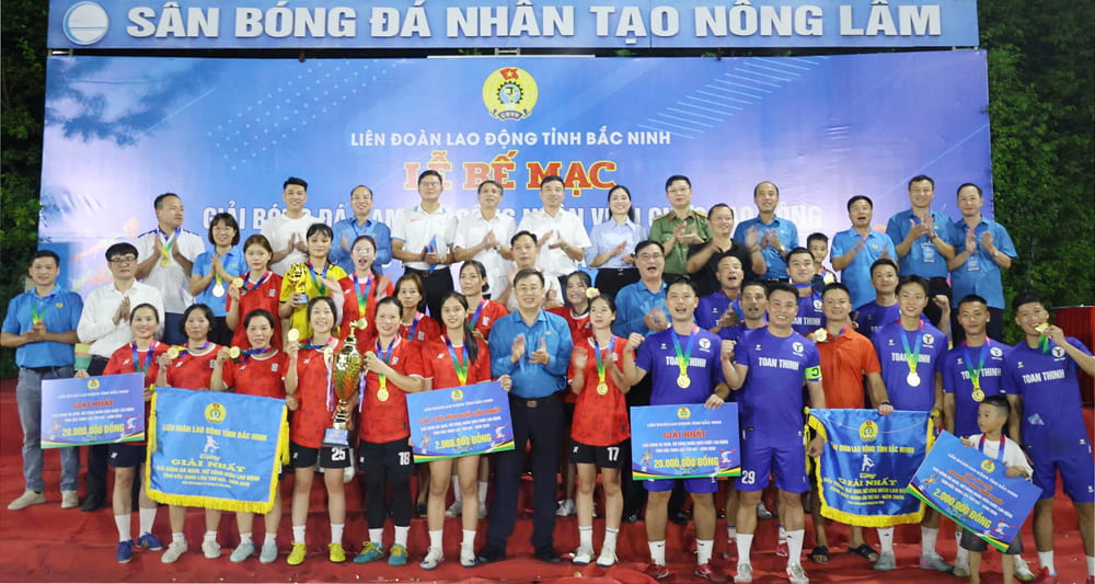 Leaders of the Provincial Labor Federation awarded medals and prizes to 2 men's and women's teams that won Gold Medals at the tournament (photo taken on September 6, 2026). Photo: Quyet Chien/Bac Ninh Provincial Labor Federation